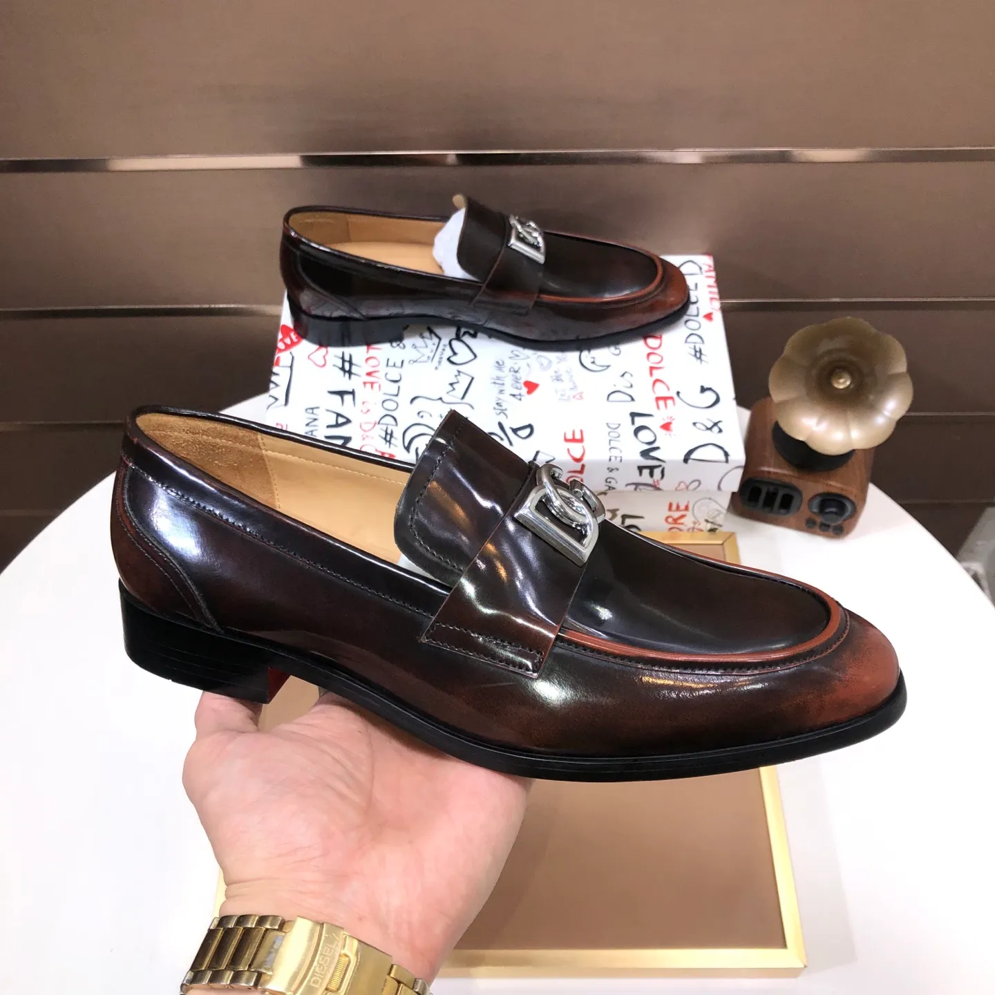 Ex-factory price 500💰DG top quality🔍🔍men's new leather shoes🚹Sold simultaneously at counters⚠Shoe uppers are imported cowhide from Italy, fully imported cowhide lining, imported accessories💪💪, completely 1⃣️ to 1⃣️replica🇮🇹 💪💪, ⚠Sole: The original sole is specially provided by the original factory, the exclusive movable molded sole is super comfortable, ⚠The original factory follows the order, 🔍🔍high quality, you can enter and exit the counter at will, welcome to compare ⚠Number of sizes: 38-44 (45 customized)